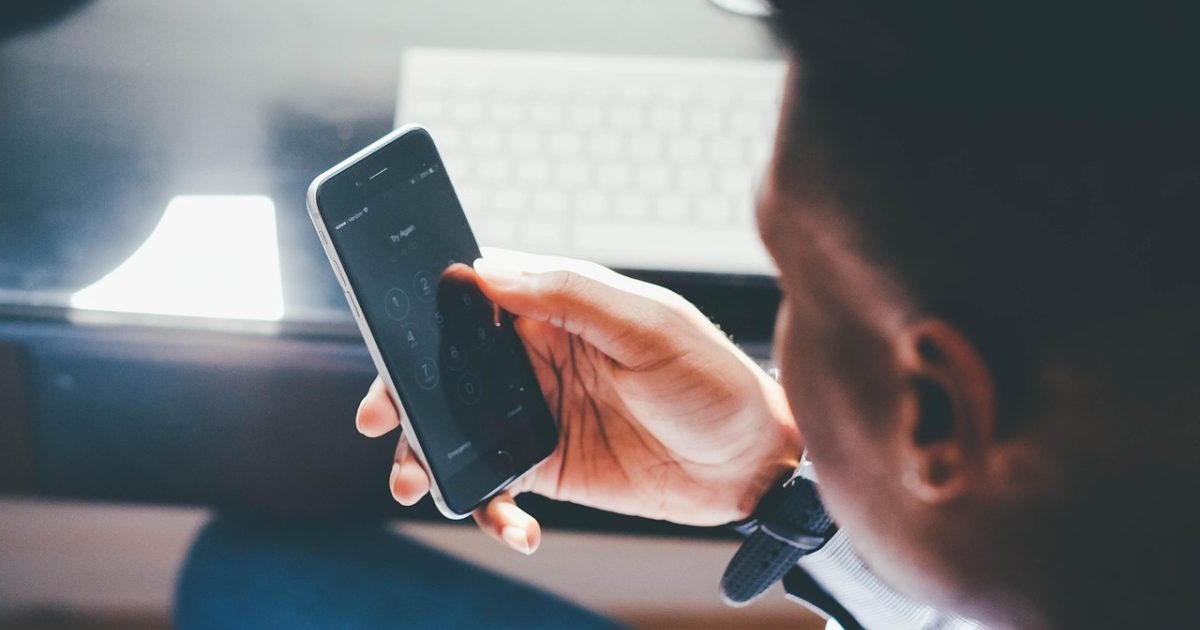 福瑞 App 在手机屏幕上的主界面展示，暖橙色导航栏下排列着今日待办卡片与进度环，桌面放着咖啡杯与笔记本，清晨自然光从侧窗照入